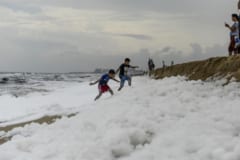 雪じゃない？インドの浜辺に「有毒な泡」が大量に押し寄せるの画像 3/4