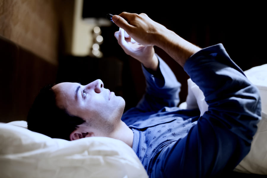 ブルーライトは睡眠を妨害しなかった。もっと危険なのは「イエローライト」？