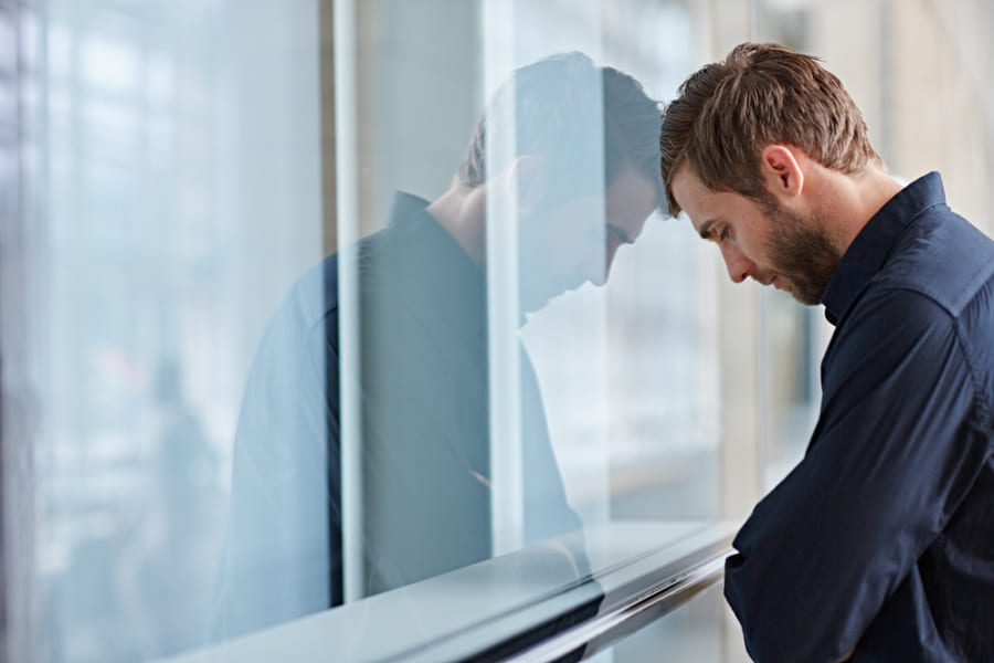 社会不安が強い人ほど、相手の表情をネガティブに取りやすくなる