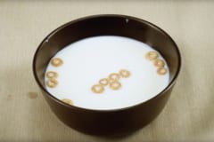 なぜ牛乳に浮かんだシリアルは均等に浮かばないの？「不思議な力」の測定に成功の画像 1/4