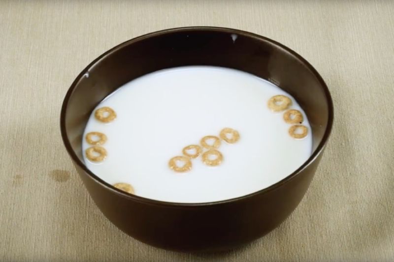 なぜ牛乳に浮かんだシリアルは均等に浮かばないの？「不思議な力」の測定に成功