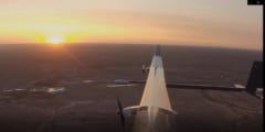 1年連続で飛べる「ソーラー電池式飛行機」の初飛行に成功の画像 1/2