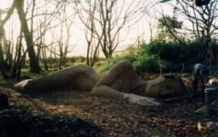 季節によって姿を変える。「生きた女神」が横たわる神秘的な庭園（イギリス）の画像 4/8