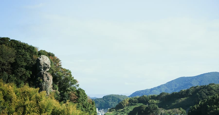 長崎県時津町にある落ちてきそうな奇岩「継石坊主」。