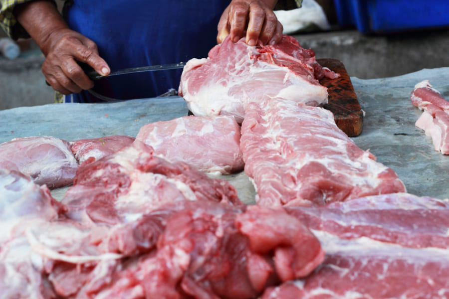 肉の鮮度をにおいで判断する