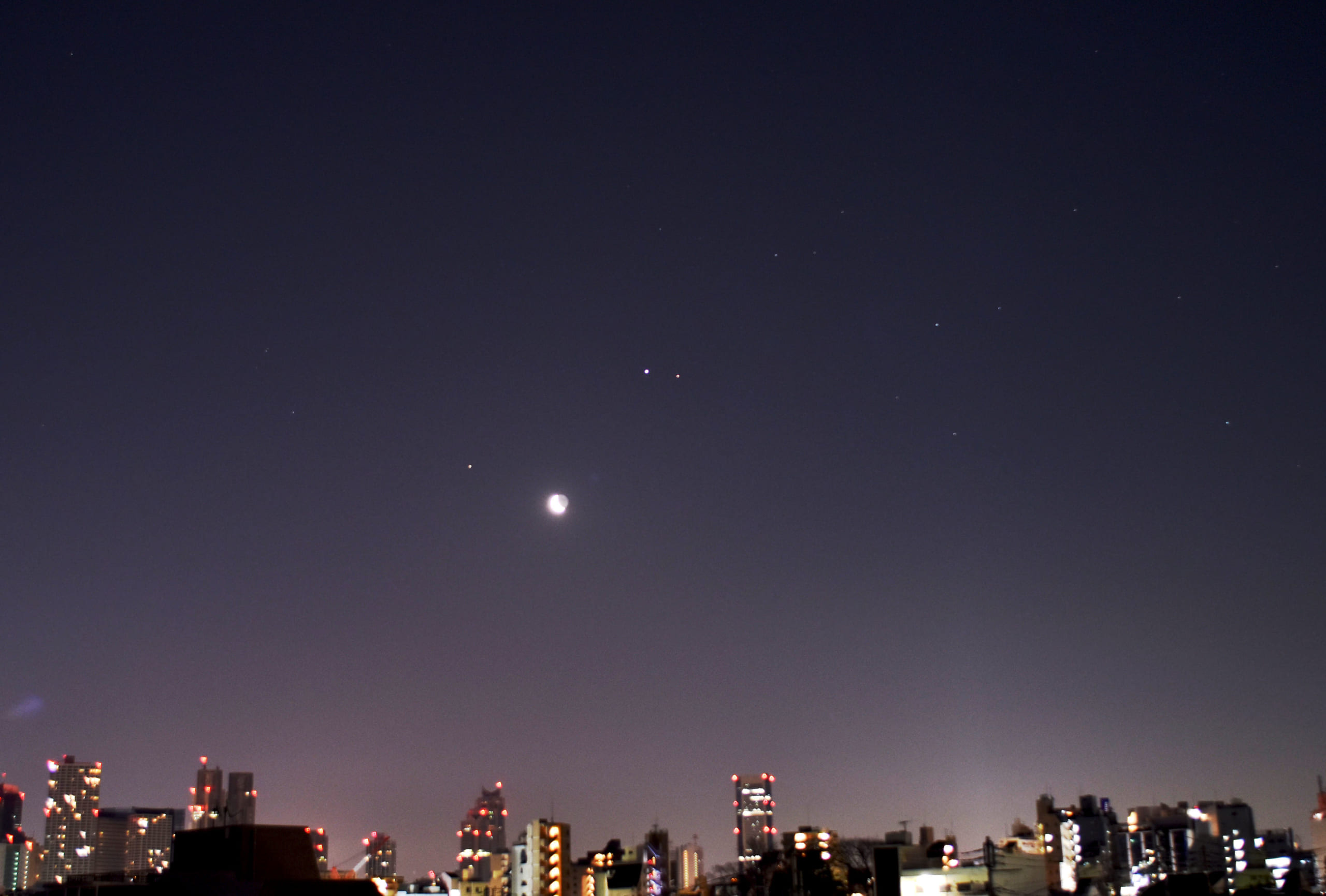 左から、土星、月を挟んで木星、火星