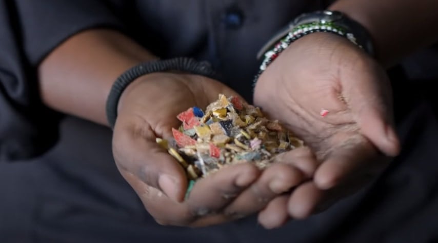 廃プラスチックと砂を混ぜる