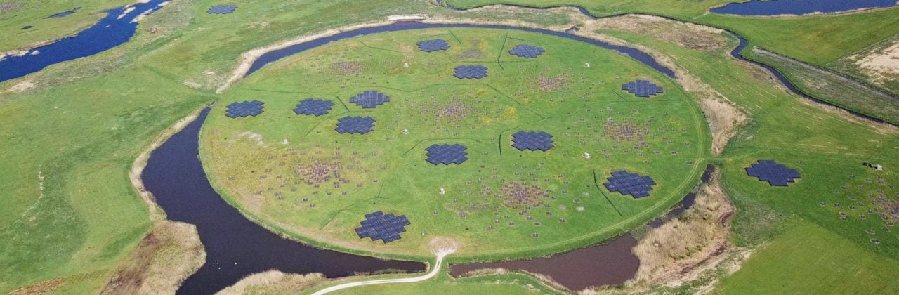 ASTRONが運用している電波望遠鏡LOFAR。低周波電波干渉計を意味するLow Frequency Arrayの略。