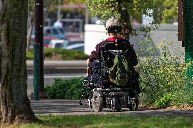 念じるだけ…「脳波」で動く電動車いすが開発される！　操作の精度を99％以上に高めることに成功