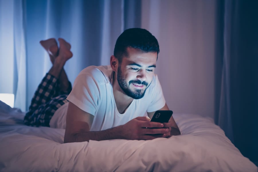 スマホの「ナイトモード」は睡眠の質向上に効果ゼロ、問題はブルーライトより「閲覧した内容」
