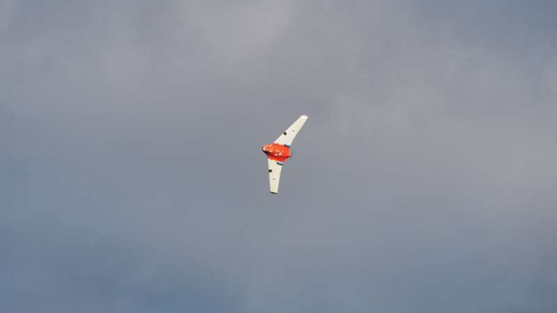 ドローンで雲を刺激して雨を降らせる