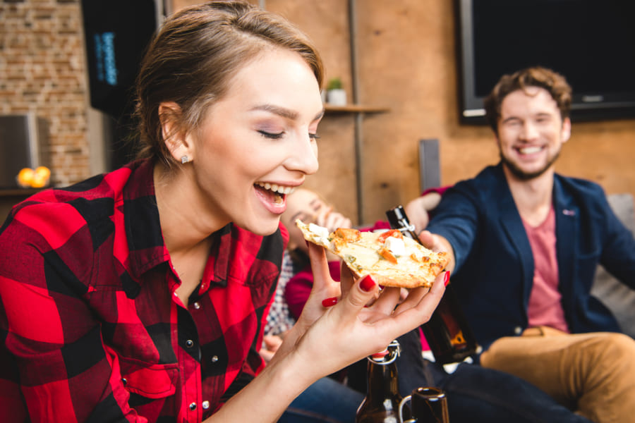 ひとりでも「人の声を聞きながら食事すると美味しさが増す」と明らかに