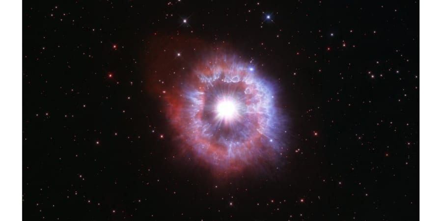 虚空に浮かぶ瞳のような「天の川銀河でもっとも明るい星」 - ナゾロジー