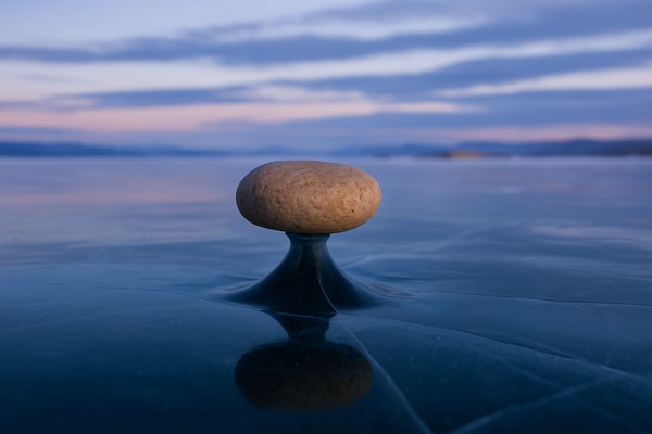 不思議な自然現象「バイカル禅」氷の台座に石が乗る理由