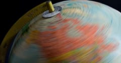 無理やり「地球の自転」を急停止させたら、何が起こるのか？の画像 1/3