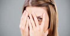 社会不安が高い人ほど「実はキョロキョロしない」の画像 1/2