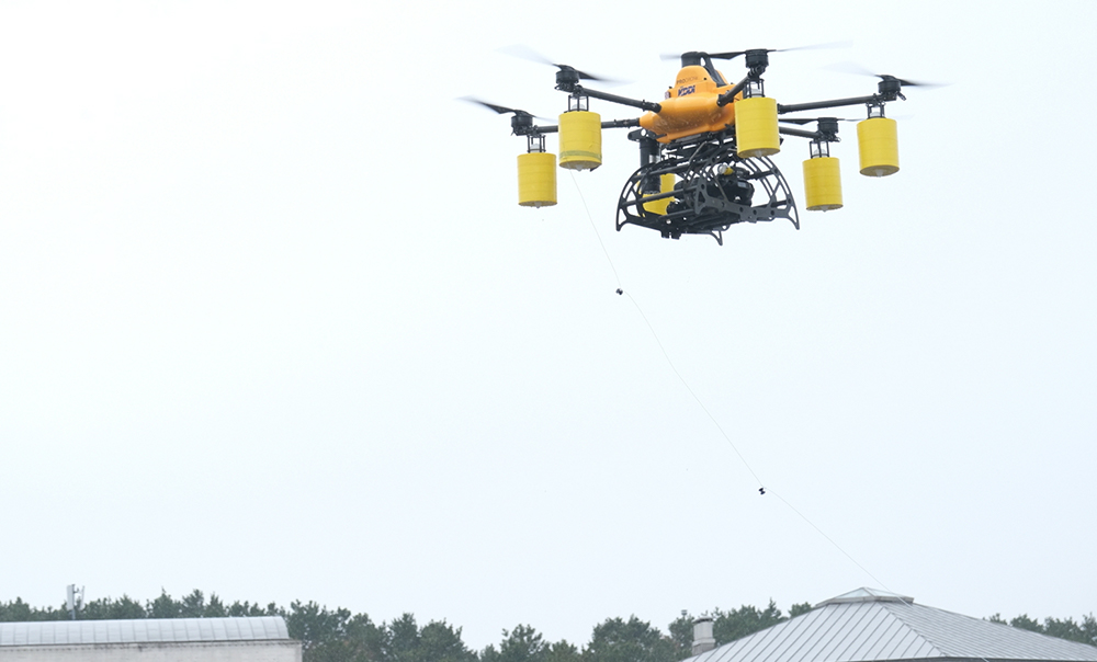 空中ドローン下部のケージには水中ドローンが収納されている