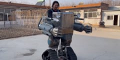 鉄くずから作られた警備ロボット