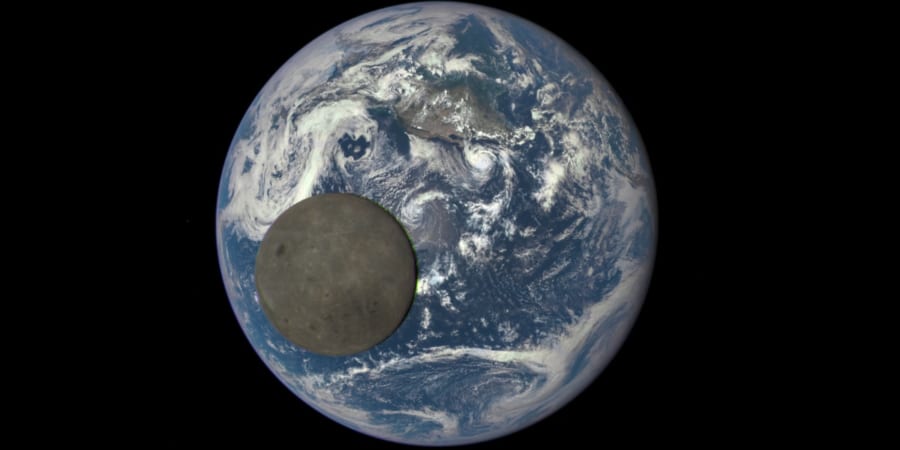 まるでCG！ 地球を公転する月の姿を外側から撮影した画像