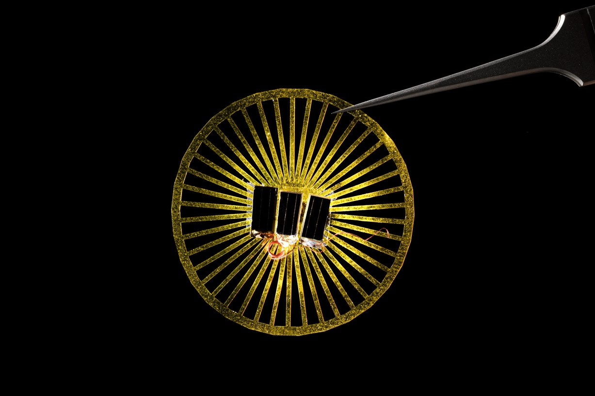 開発されたセンサー。太陽光で作動し、取得情報を送信できる