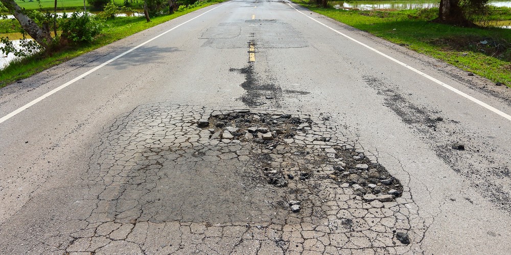 ひび割れてボロボロになった道路