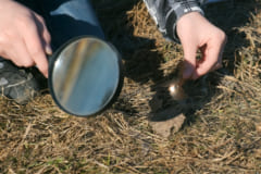 太陽光を集める虫眼鏡。太陽の位置によって焦点が移動する