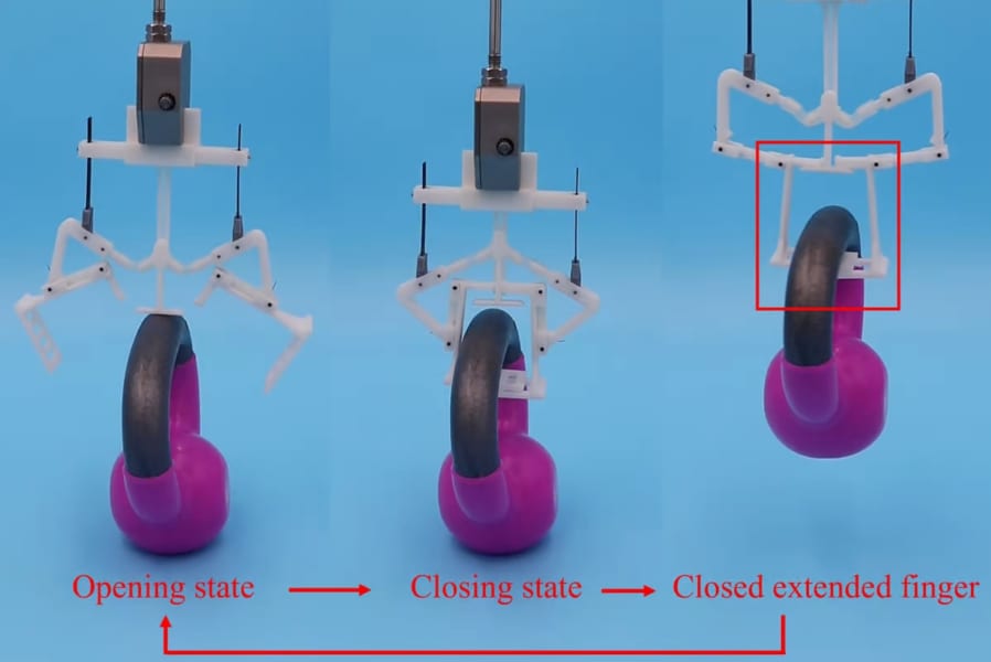 機械仕掛けで動作するグリッパー。中央の衝撃パッドが押されてフィンガーが閉じる