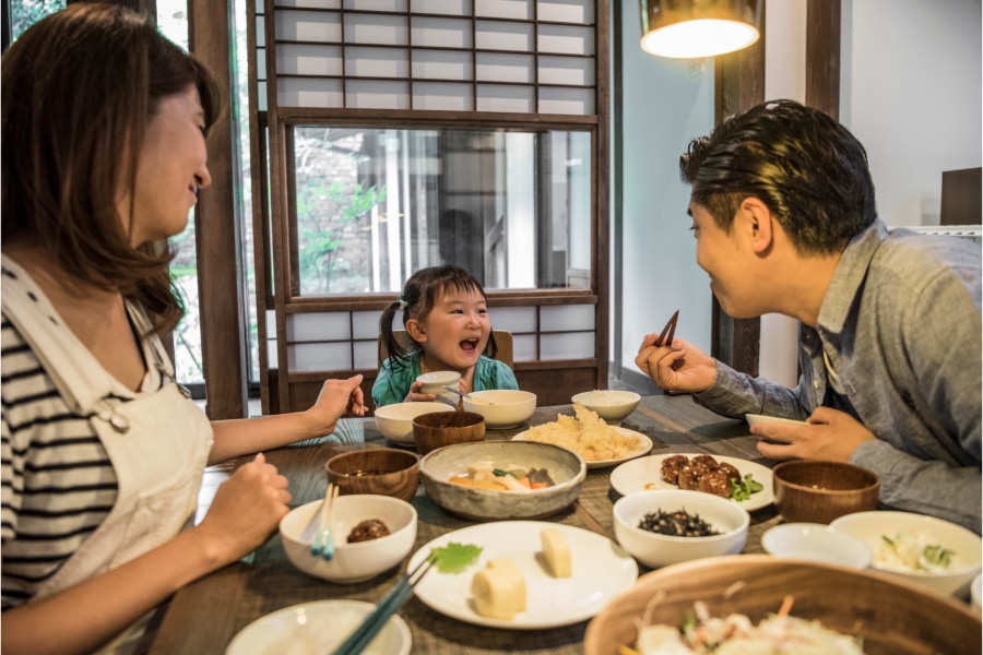 日本は全員が食卓につくまで食べ始めない