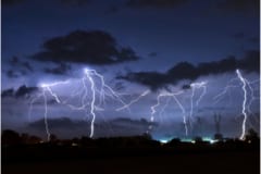 雲の下側（マイナス）と地表（プラス）の間で放電するのが「落雷」