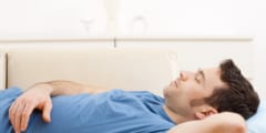 睡眠中の眼球運動は、夢の中で何かに目を向けている証拠？