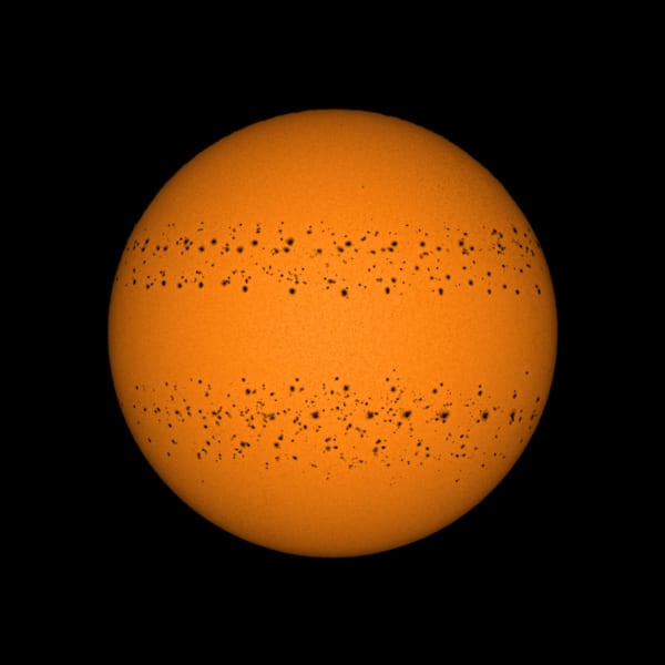 1年間の太陽の黒点移動を追った「A Year in the Sun」