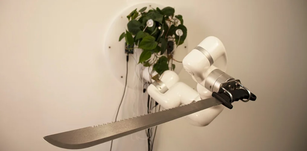 植物の生体電位でロボットアームの動きが決定される