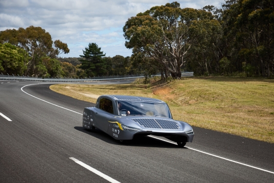 豪学生チームが「ソーラー電気自動車で1000km・12時間走破」のギネス記録を樹立！