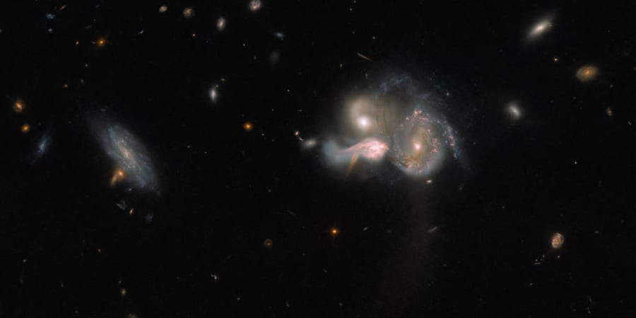 ハッブル宇宙望遠鏡が「衝突に向かう3つの銀河」を撮影