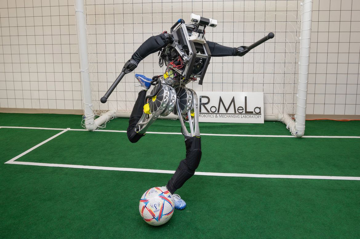 蹴られても倒れないフィジカル最強の人型ロボットがサッカーに挑む 
