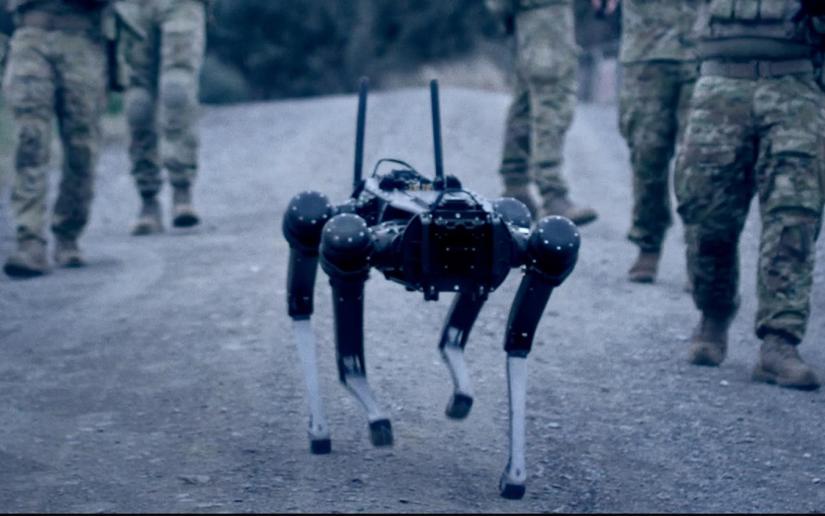 グラフェンセンサーを用いてロボット犬を遠隔操作