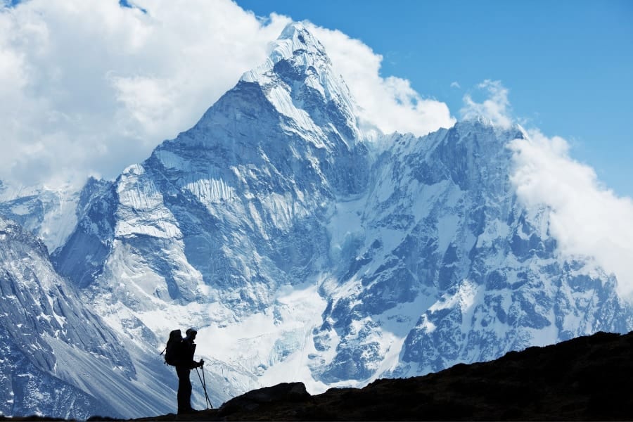 エベレストには登山家の咳やくしゃみで飛散した菌が保存されていた！