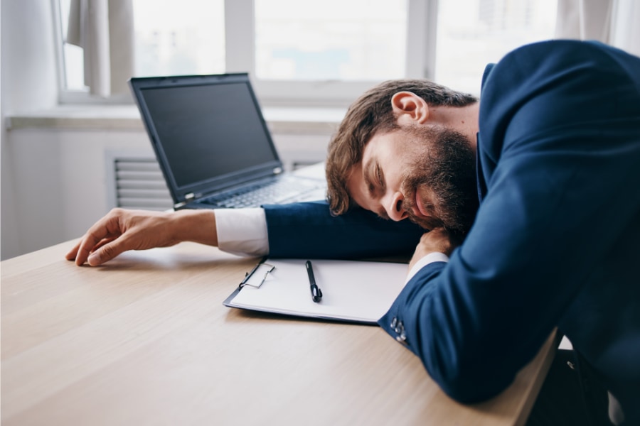 「肉体疲労で眠くなる理由」実は最近までよくわかっていなかった