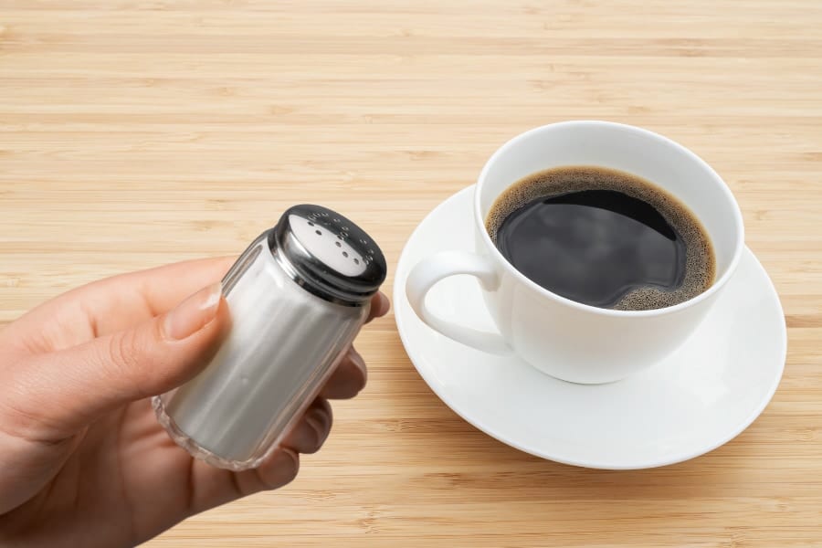 コーヒーにひとつまみの塩を入れると苦味が消える？