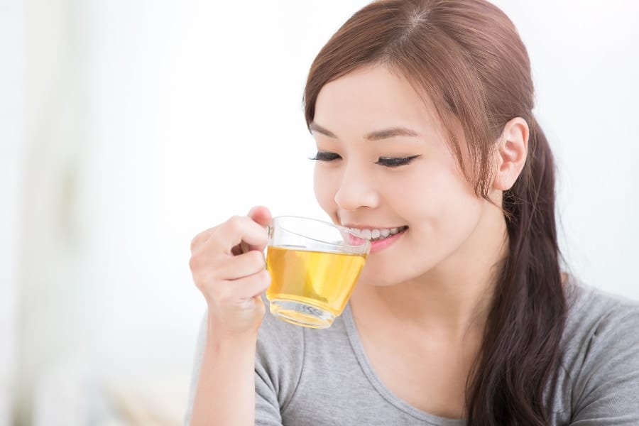 「グラスが厚いと甘いお茶」「グラスが薄いと苦いお茶」に感じることが明らかに！