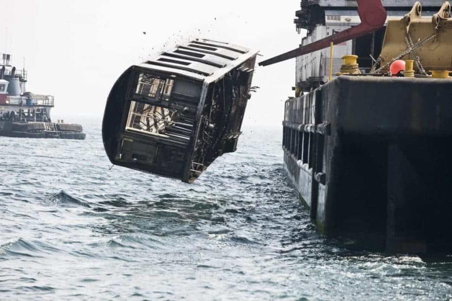 海に落とされる地下鉄車両