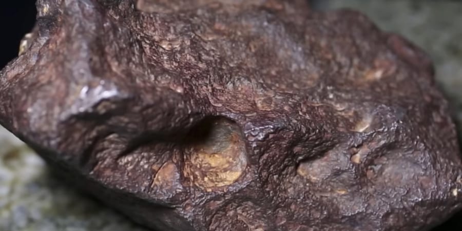 80年間もドアストッパーだった石が実は「1000万円の価値がある隕石