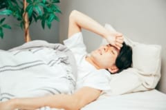 なかなか眠りにつけない男性