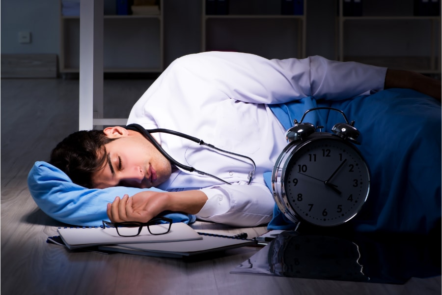 夜勤や徹夜で眠気を抑える「仮眠分割」という技