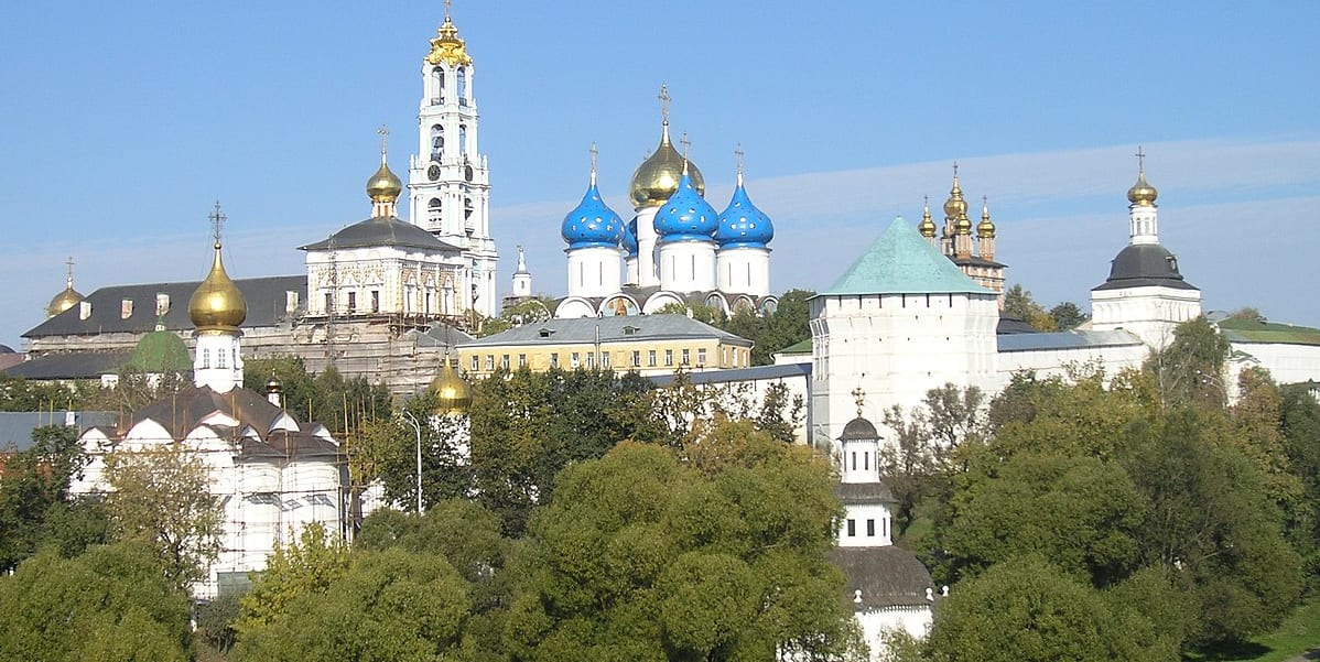 ロシア正教会で最も重要な修道院の至聖三者聖セルギイ大修道院、世界遺産に登録されている