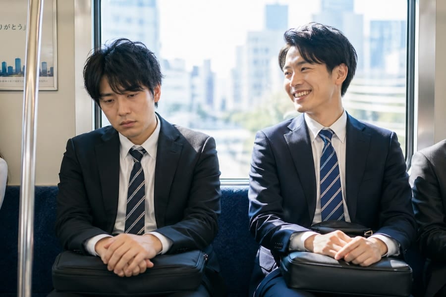 うつな人ほど「笑顔で明るい人の隣には座りたがらない」傾向