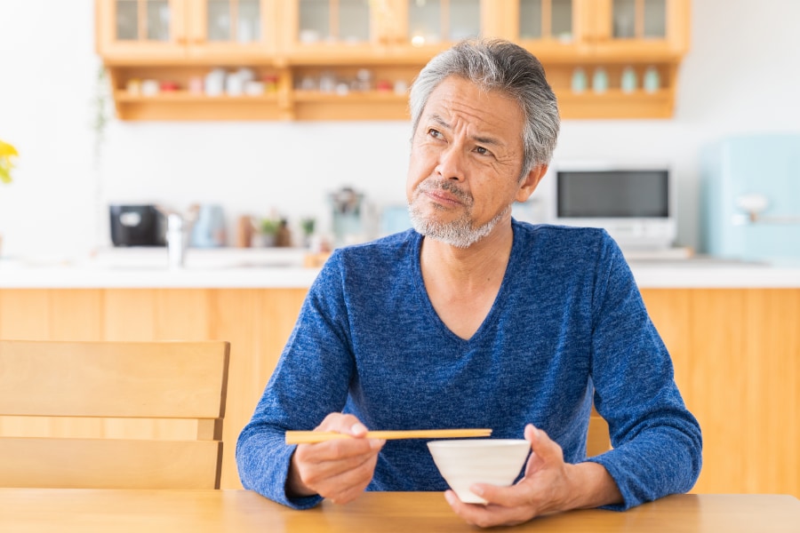 食べ物の味を感じると、脳は食事のペースを落とすよう指示を出す