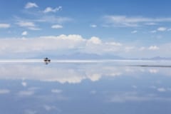 雨で冠水すると「天空の鏡」に変わる