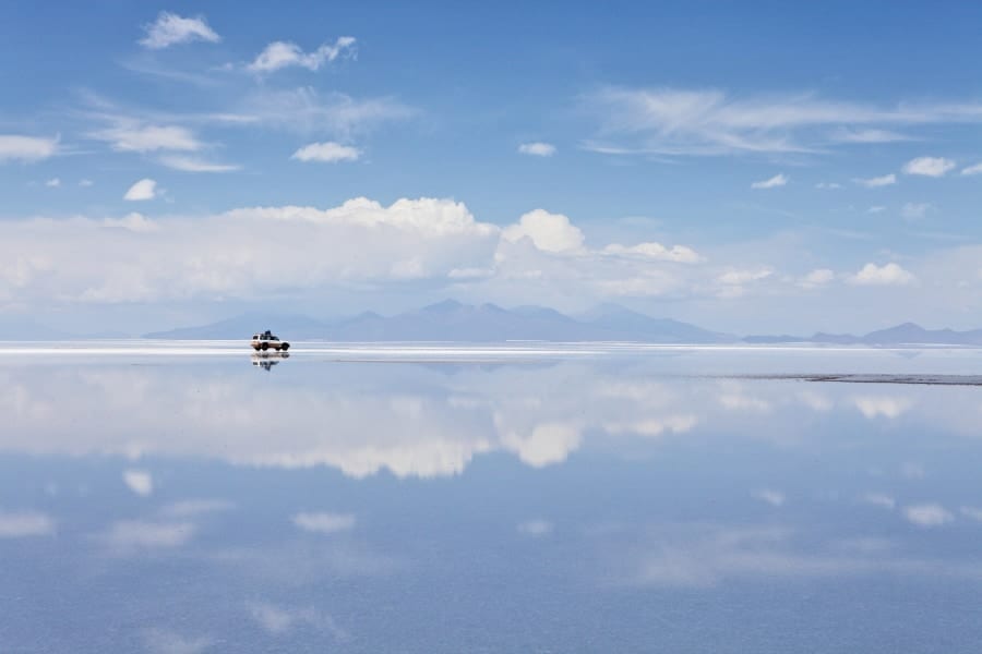 雨で冠水すると「天空の鏡」に変わる