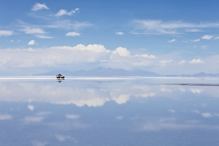 雨で冠水すると「天空の鏡」に変わる